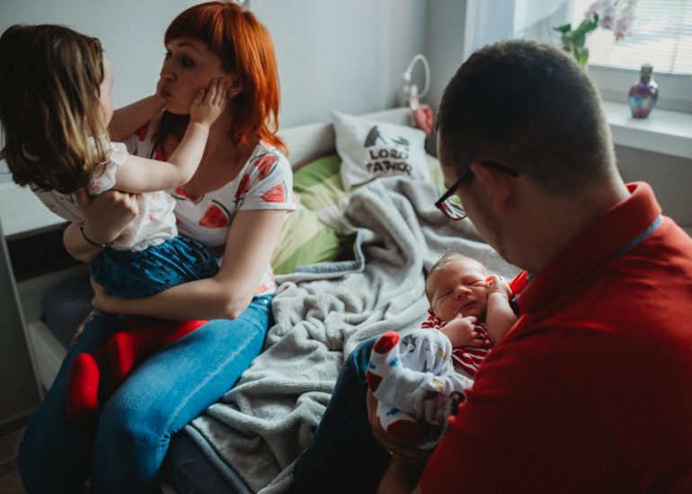 sesja rodzinna w domu rodzina na łóżku