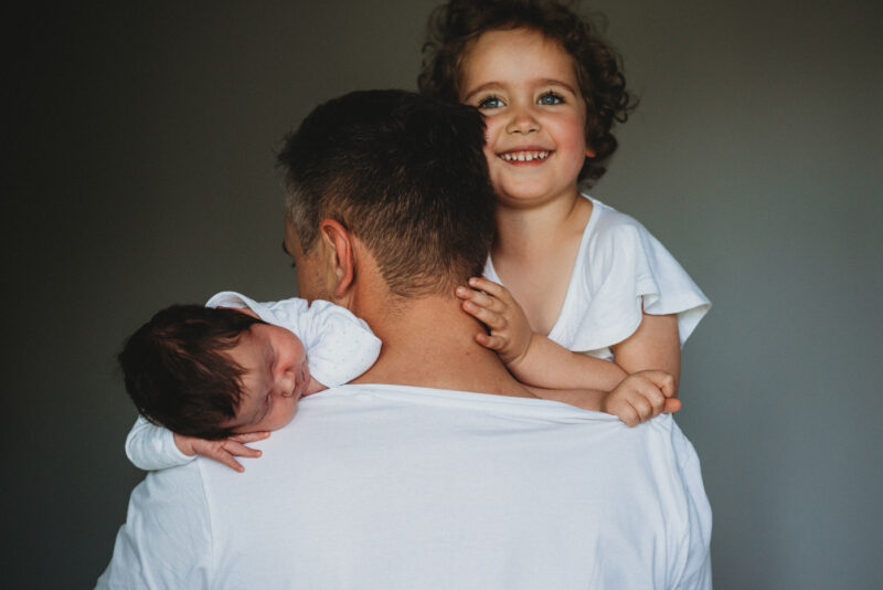 tata przytulający dzieci