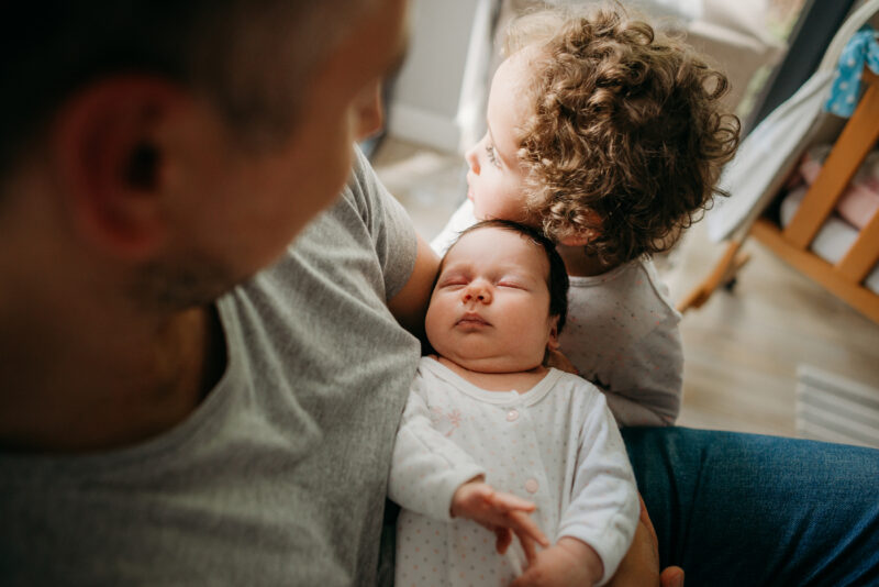 Tata z córkami w domu podczas sesji zdjęciowej