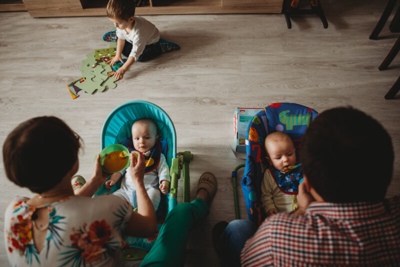 rodzcie z dziećmi podczas posiłku