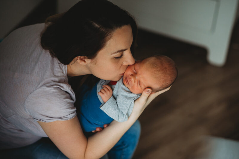 noworodek na rękach mamy
