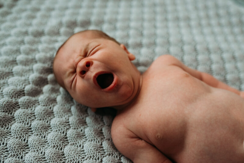 ziewający noworodek podczas sesji zdjęciowej