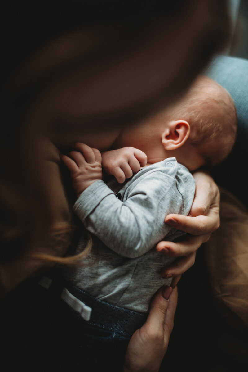 mama karmiąca niemowlę karmienie piersią intymna sesja fotograficzna