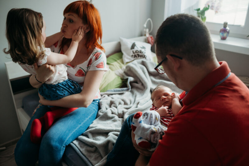 rodzina w domu podczas zabawy