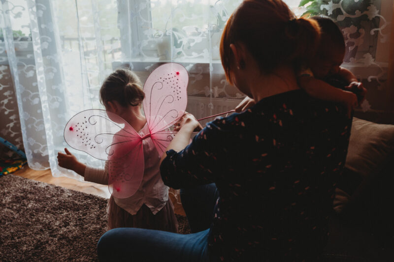 mama z córkami w domu