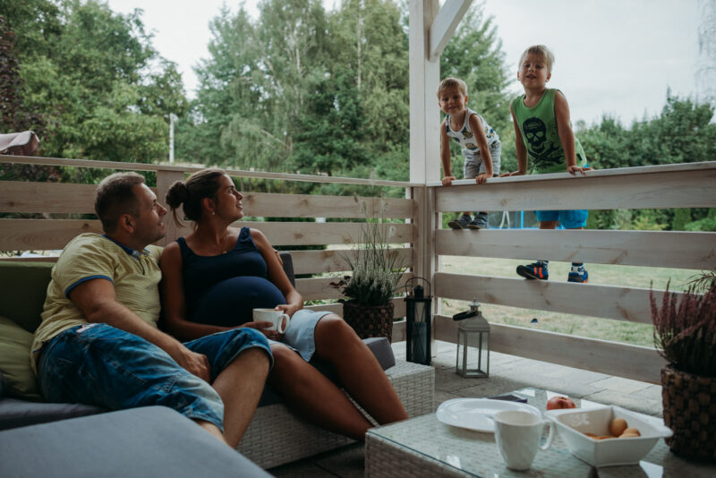 sesja rodzinna w ogrodzie rodzice z synami