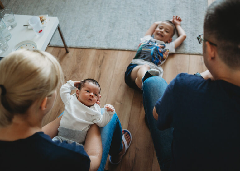 rodzina w pokoju podczas zabawy