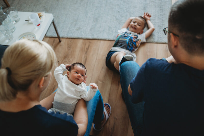 rodzina w pokoju podczas zabawy