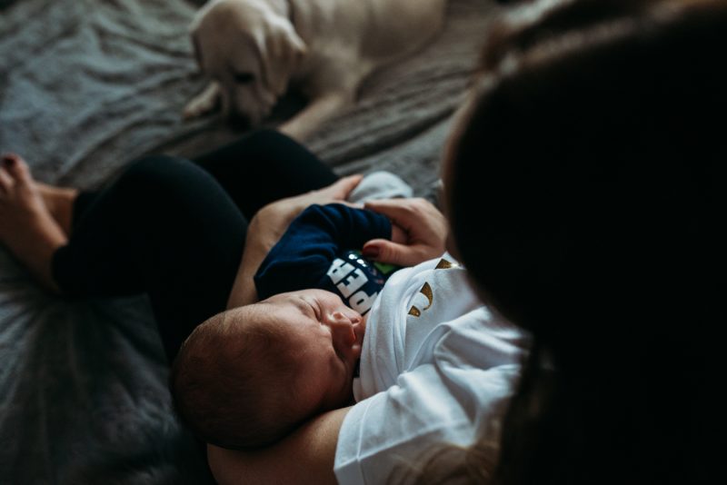 mama karmiąca niemowlę piersią