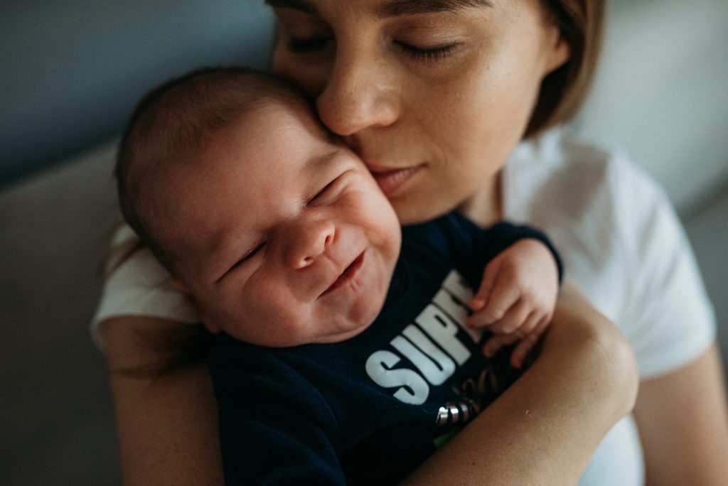 mama z niemowlęciem sesja noworodkowa