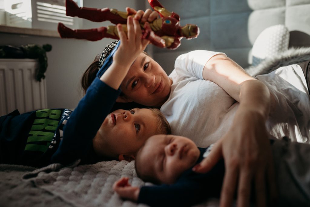 mama z synami zdjęcie z sesji nowordkowej w domu