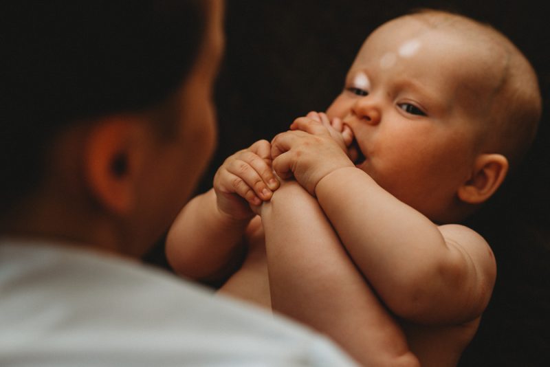 noworodek ssie paluszki