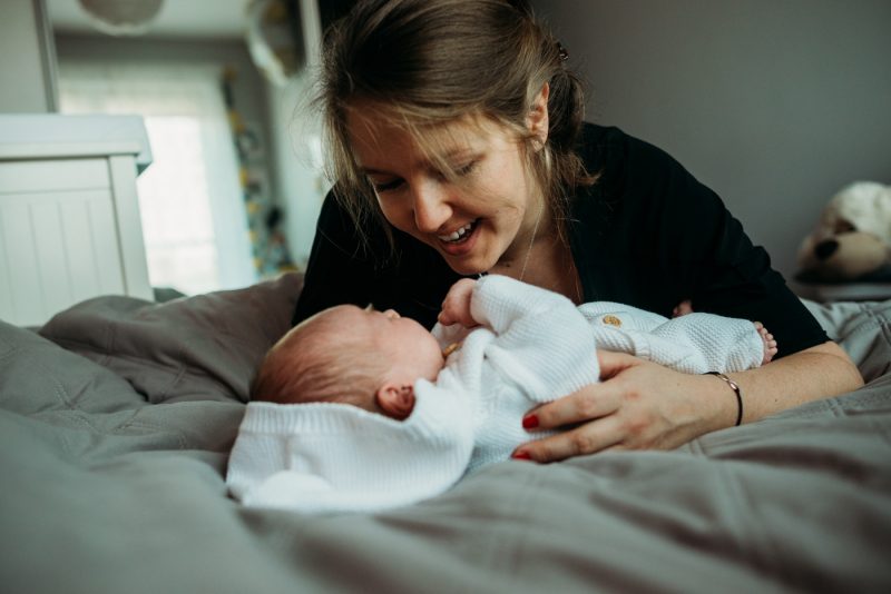 mama z noworodkiem sesja zdjęciowa w domu Łódź