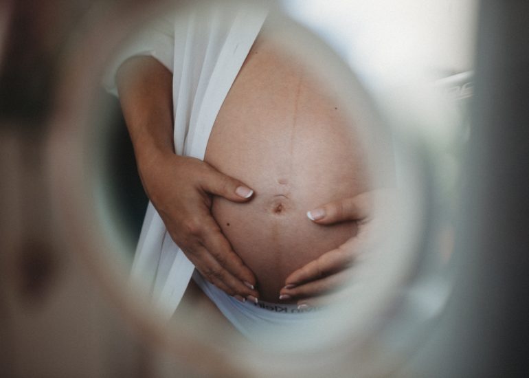 domowa sesja ciążowa w Łodzi kobieta w ciąży