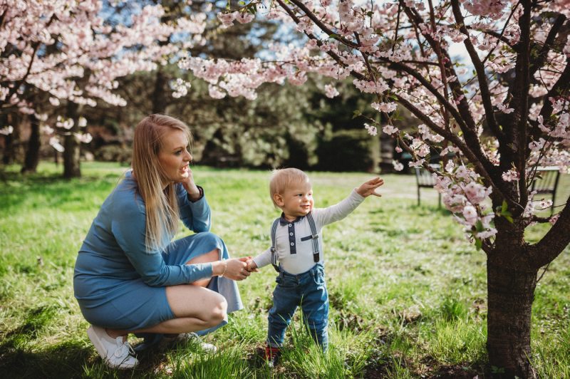 sesja rodzinna w plenerze w ogrodzie